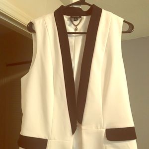 Gorgeous jacket white with fake pockets, sleeveles